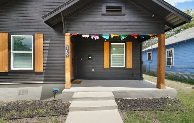 2-bedroom rental at 109 Utah St in San Antonio, TX — photo 4