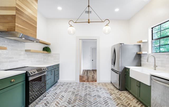4-bedroom rental at 1613 N Olive St in San Antonio, TX — photo 2
