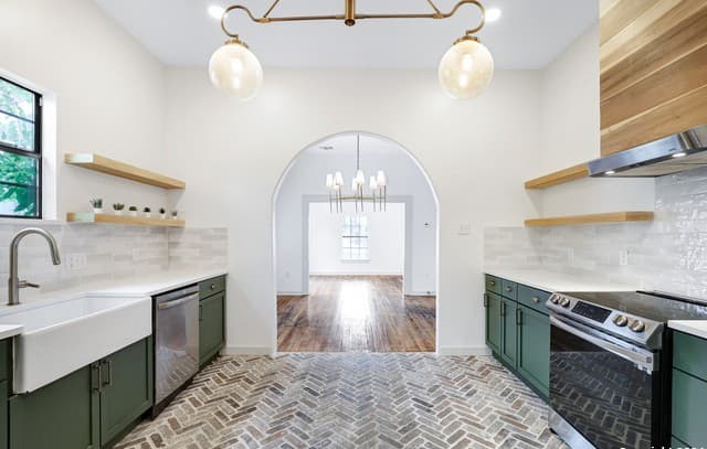 4-bedroom rental at 1613 N Olive St in San Antonio, TX — photo 3
