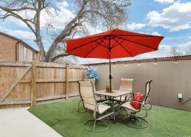 4-bedroom rental at 12013 Ashrock Ct in San Antonio, TX — photo 2