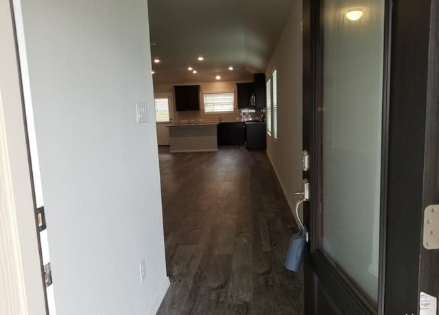 4-bedroom rental at 10403 Midsummer Meadow in Converse, TX — photo 4