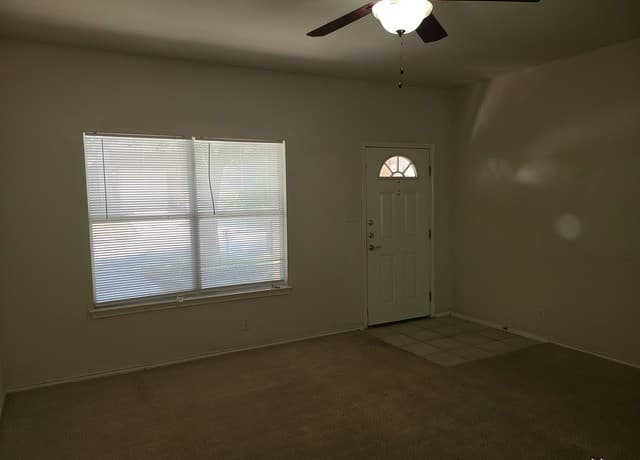 3-bedroom rental at 7207 Painter Way in San Antonio, TX — photo 2