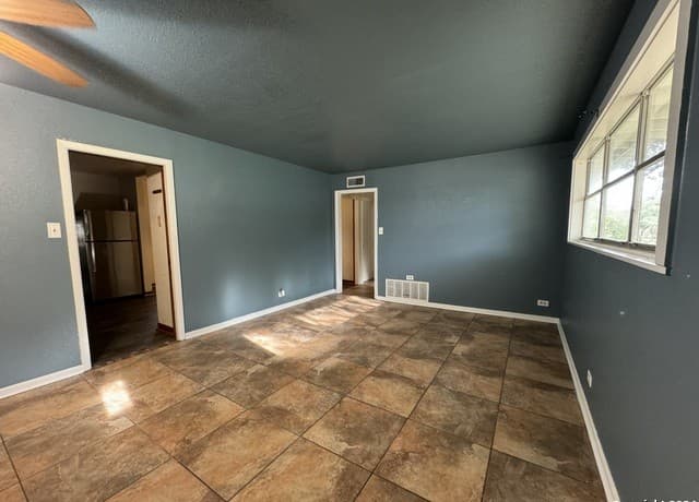 3-bedroom rental at 119 Greenlawn Ave in Pleasanton, TX — photo 2