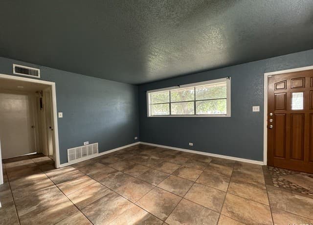 3-bedroom rental at 119 Greenlawn Ave in Pleasanton, TX — photo 3