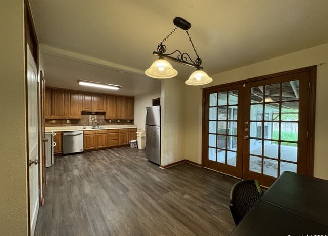 3-bedroom rental at 119 Greenlawn Ave in Pleasanton, TX — photo 4
