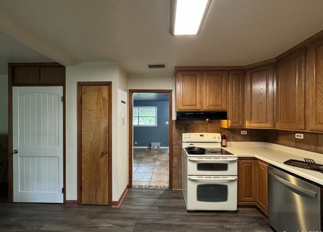 3-bedroom rental at 119 Greenlawn Ave in Pleasanton, TX — photo 5