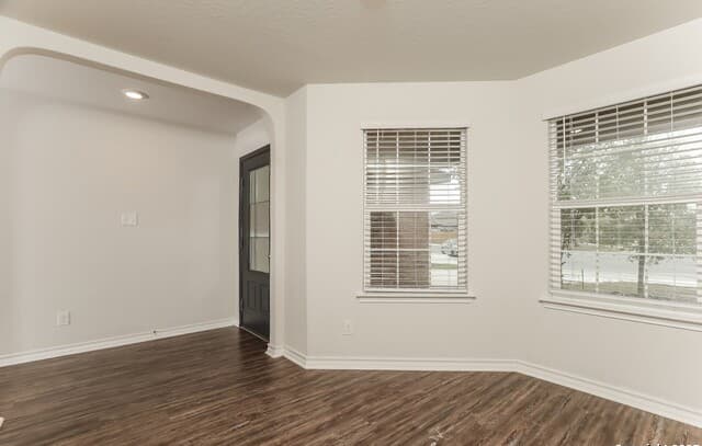 4-bedroom rental at 2935 Thackery Grv in San Antonio, TX — photo 4