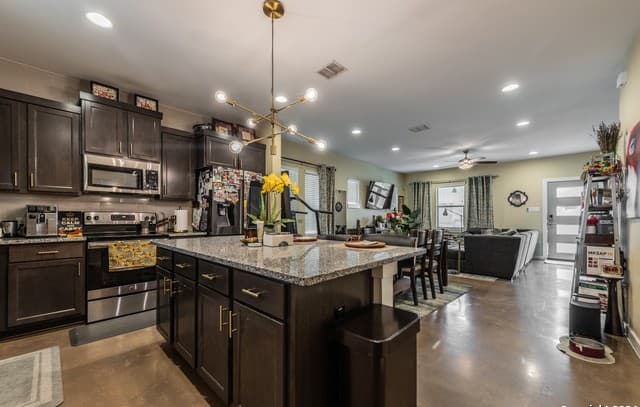2-bedroom rental at 619 Burleson St in San Antonio, TX — photo 4