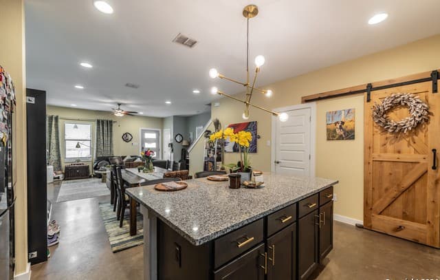 2-bedroom rental at 619 Burleson St in San Antonio, TX — photo 5