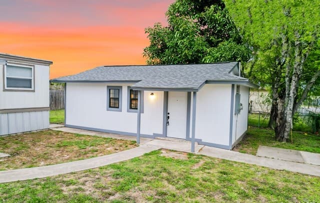 1-bedroom rental at 215 Greenlawn Ave Unit B in Pleasanton TX