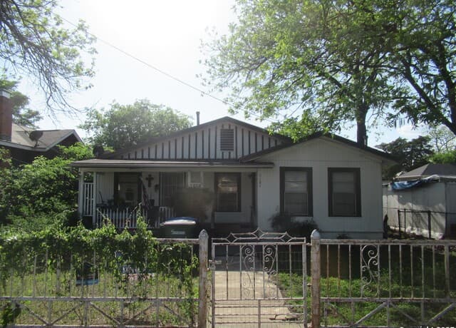 2-bedroom rental at 1121 Willow in San Antonio TX
