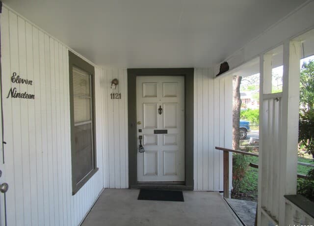2-bedroom rental at 1121 Willow in San Antonio, TX — photo 2