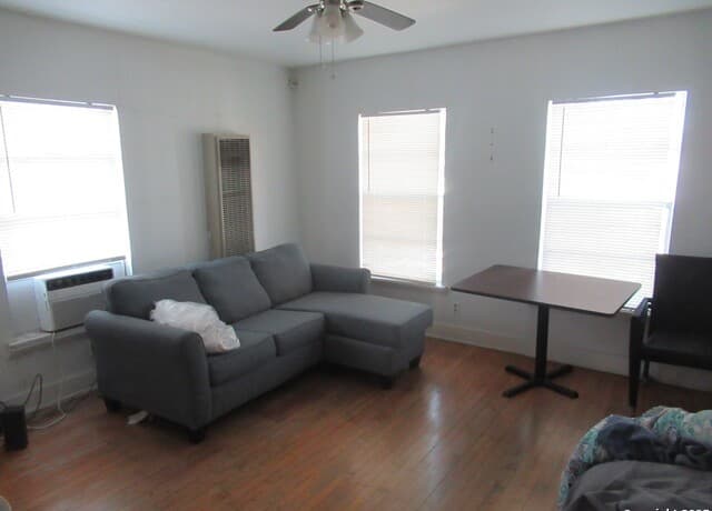 2-bedroom rental at 1121 Willow in San Antonio, TX — photo 4