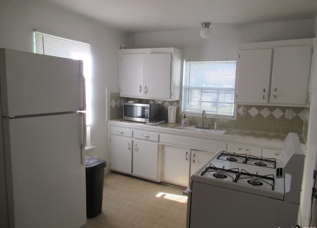 2-bedroom rental at 1121 Willow in San Antonio, TX — photo 5