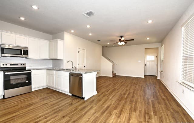 3-bedroom rental at 2310 Tulipwood Cove Unit 101 in San Antonio, TX — photo 3