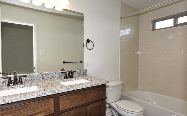 3-bedroom rental at 2310 Tulipwood Cove Unit 101 in San Antonio, TX — photo 4