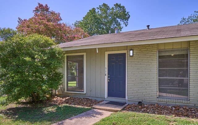 2-bedroom rental at 118 San Angelo in San Antonio, TX — photo 2