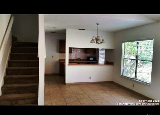3-bedroom rental at 10039 Birch Field in San Antonio, TX — photo 3