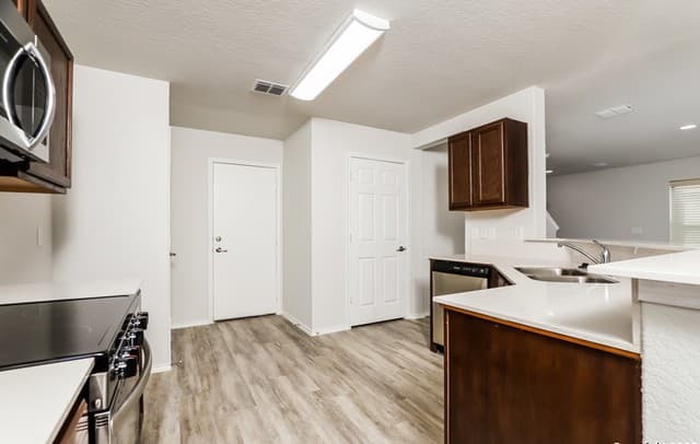 3-bedroom rental at 2107 Bigmouth Rod in San Antonio, TX — photo 4