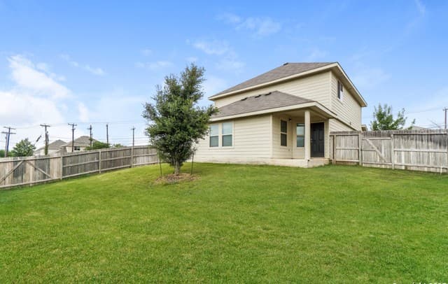 3-bedroom rental at 4826 War Horse in San Antonio, TX — photo 3