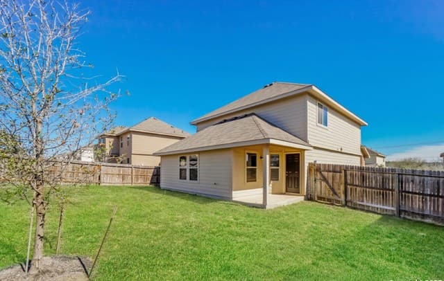 3-bedroom rental at 4939 War Horse in San Antonio, TX — photo 3