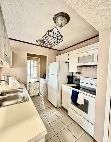 1-bedroom rental at 8633 Datapoint Dr in San Antonio, TX — photo 2