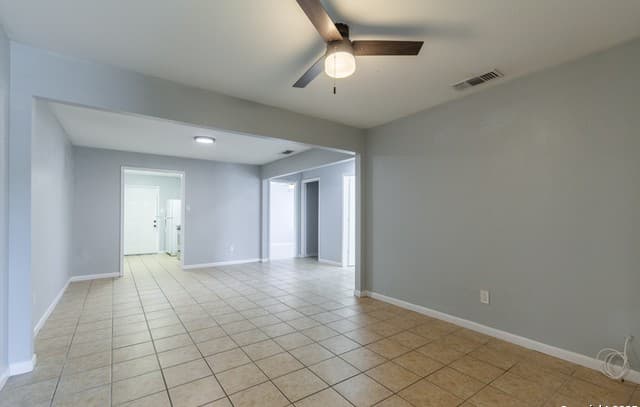 3-bedroom rental at 7642 Oak Chase in San Antonio, TX — photo 3