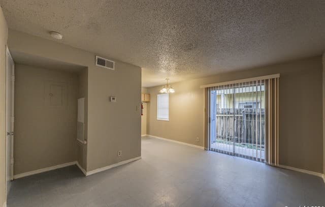 1-bedroom rental at 1634 W Woodlawn Unit 2 in San Antonio, TX — photo 2