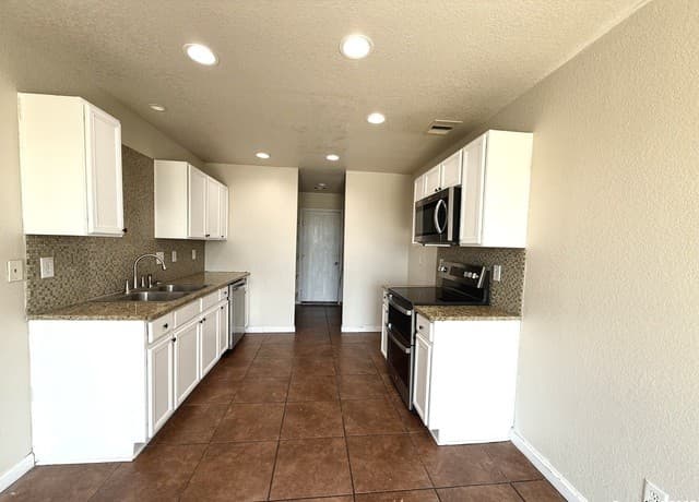 4-bedroom rental at 6118 Kensinger Pass in Converse, TX — photo 3