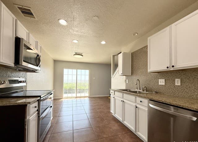 4-bedroom rental at 6118 Kensinger Pass in Converse, TX — photo 5