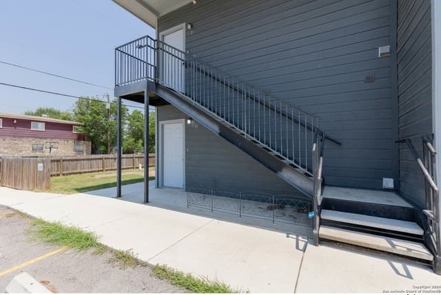2-bedroom rental at 8111 Landing in San Antonio, TX — photo 2