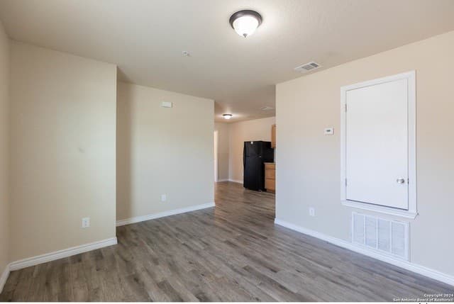 2-bedroom rental at 8111 Landing in San Antonio, TX — photo 4