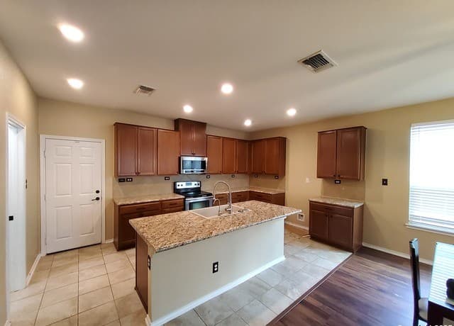3-bedroom rental at 7150 Palomino Bay in San Antonio, TX — photo 4