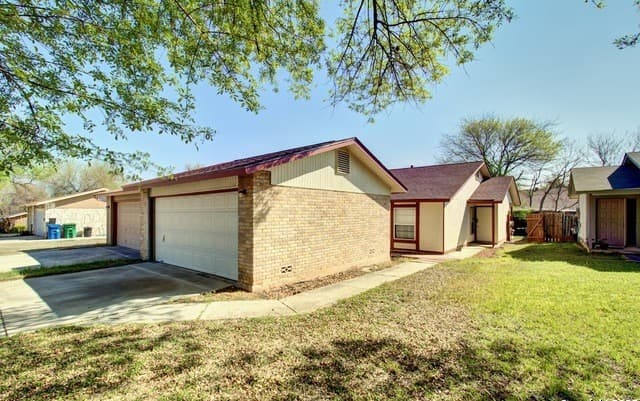 3-bedroom rental at 1346 Bayou in San Antonio, TX — photo 2