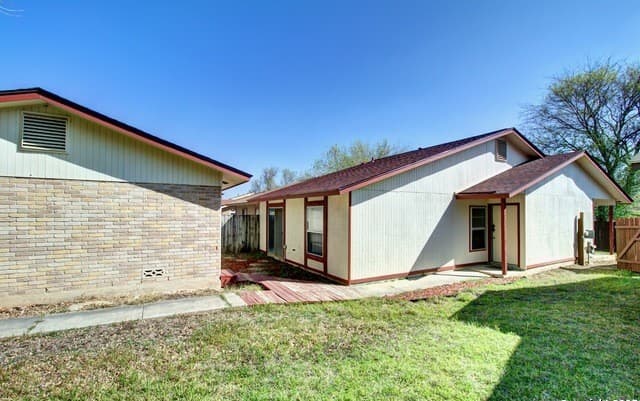 3-bedroom rental at 1346 Bayou in San Antonio, TX — photo 3