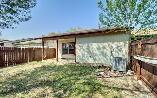 3-bedroom rental at 1346 Bayou in San Antonio, TX — photo 4