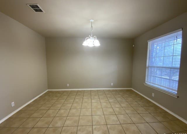 4-bedroom rental at 17211 Ashbury Lodge in San Antonio, TX — photo 4