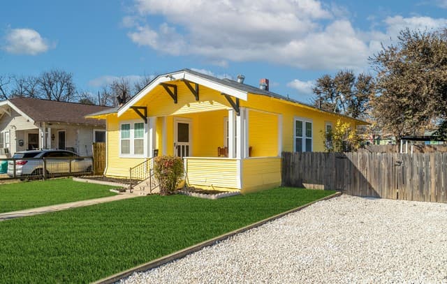2-bedroom rental at 475 E French Pl in San Antonio, TX — photo 2