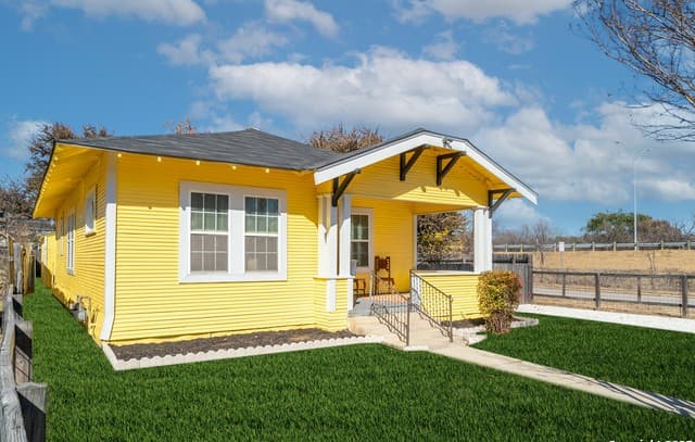 2-bedroom rental at 475 E French Pl in San Antonio, TX — photo 3