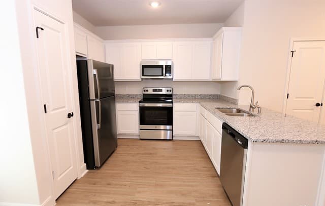 3-bedroom rental at 10310 Lynwood Village Unit 101 in San Antonio, TX — photo 3