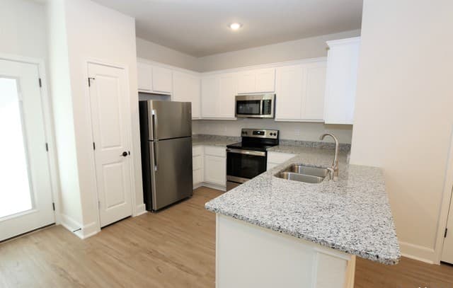 3-bedroom rental at 10310 Lynwood Village Unit 101 in San Antonio, TX — photo 4