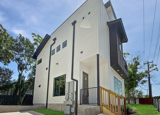 3-bedroom rental at 1801 Montana Unit 1 in San Antonio, TX — photo 2