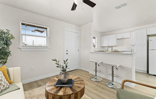 1-bedroom rental at 3409 Commercial Ave in San Antonio, TX — photo 2