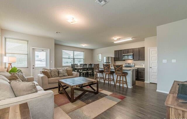 3-bedroom rental at 9427 Somers Bend in San Antonio, TX — photo 2