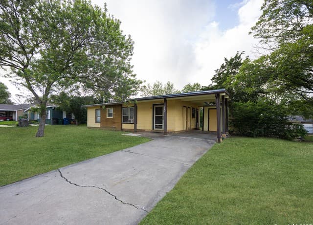 3-bedroom rental at 142 Galaxy Dr in San Antonio, TX — photo 2