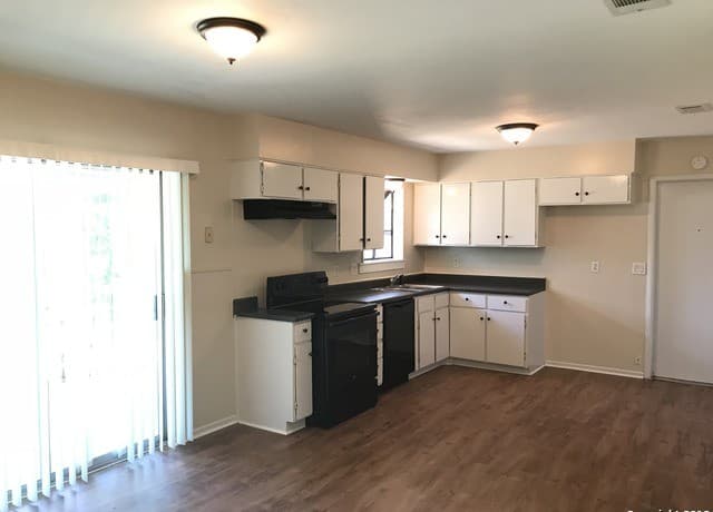 4-bedroom rental at 5874 Castle Run Dr in San Antonio, TX — photo 3