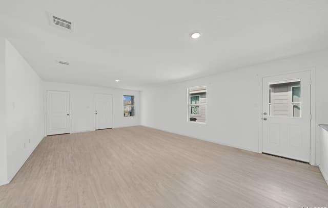 3-bedroom rental at 242 Ambush Ridge in San Antonio, TX — photo 3