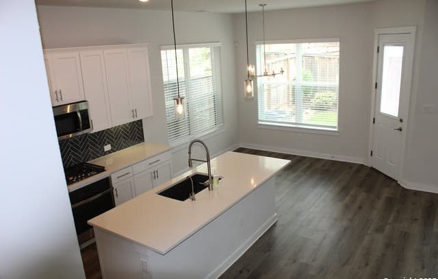 3-bedroom rental at 5843 Whitby Unit 33 in San Antonio, TX — photo 3
