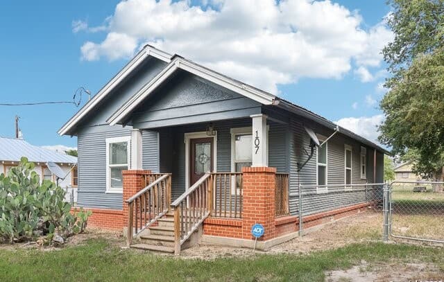 3-bedroom rental at 107 W Gilbert in Falls City TX