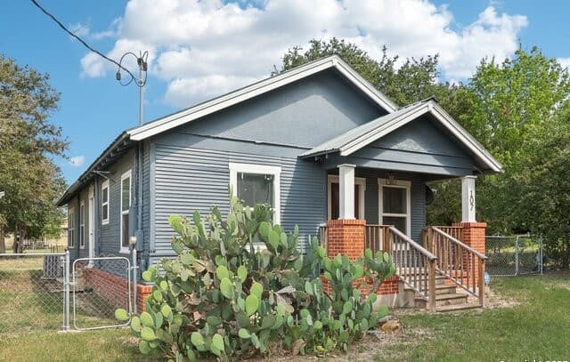 3-bedroom rental at 107 W Gilbert in Falls City, TX — photo 2